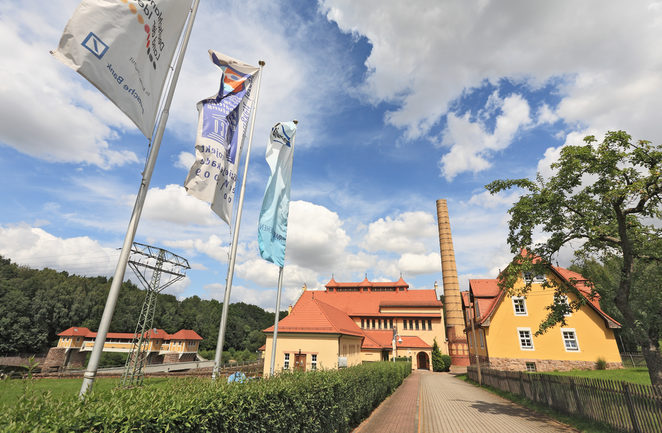 Wasserkraftwerk Mittweida mit Fahnen