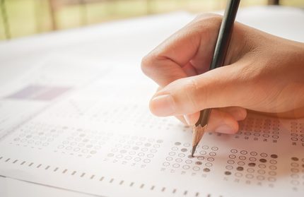 Hand mit Stift füllt Kreuzeltest aus