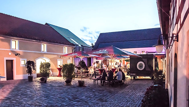 Dreiseithof Gröditz Blick in den Innenhof mit Feier