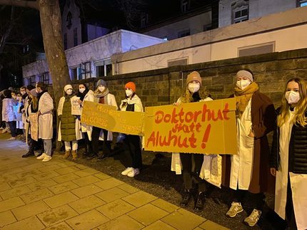 Medizinstudierende aus Dresden stellen sich schützend vor ihr Uniklinikum