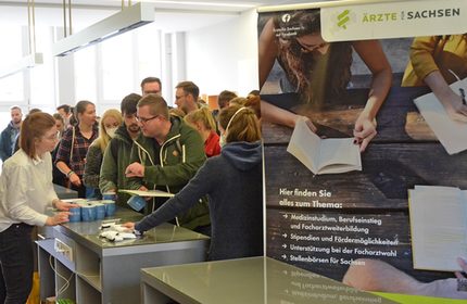 Medizinstudierende im Foyer des Dekanatsgebäudes der TU Dresden