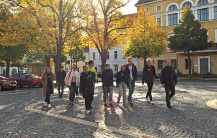 Junge Leute beim Stadtrundgang in Delitzsch