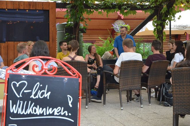 Junge Leute in Biergarten