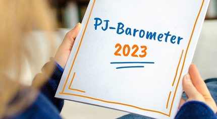 Hände halten Papier mit Aufschrift PJ Barometer 2023