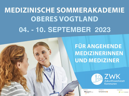 Ärztin bespricht etwas mit Patientin