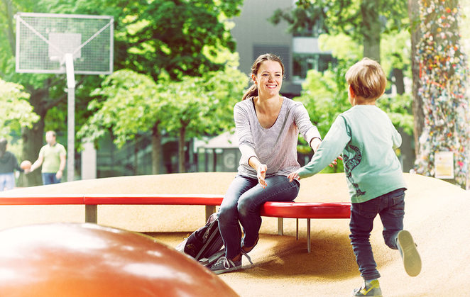 Dominique W. mit Kind auf Spielplatz