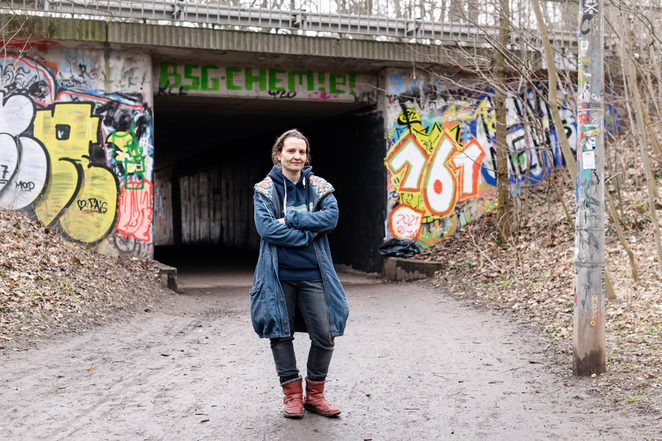 Jenny Gullnick vor einem Tunnel