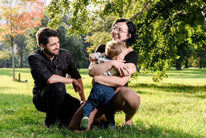 Mann, Kind und Frau auf Wiese