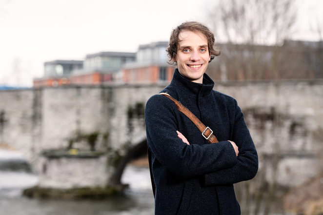 Junger Mann vor Brücke in Plauen
