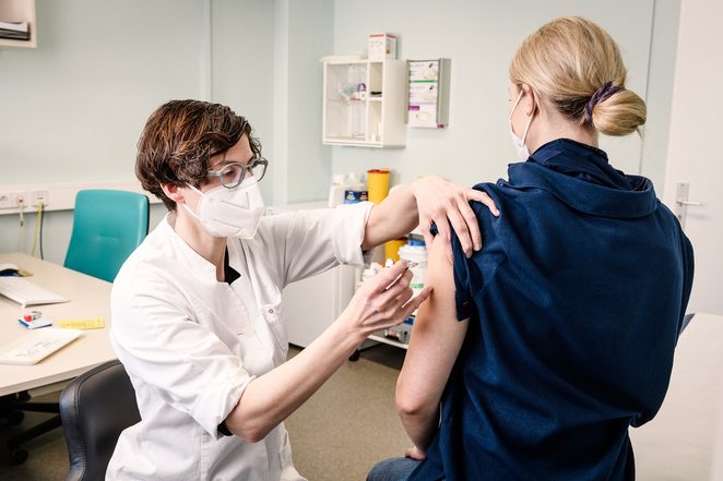 Birte Pantenburg mit Patientin