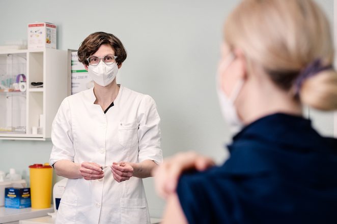 Birte Pantenburg mit Patientin