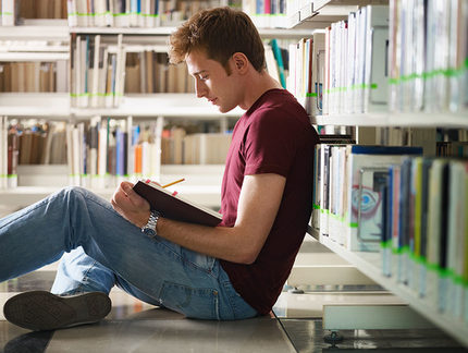 Student in Bibliothek