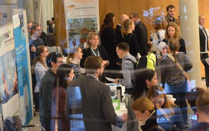 Junge Ärzte und Medizinstudenten im Foyer der Sächsischen Landesärztekammer