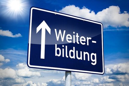 Schild mit Pfeil und Schriftzug Weiterbildung