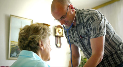 Hausarzt untersucht ältere Dame