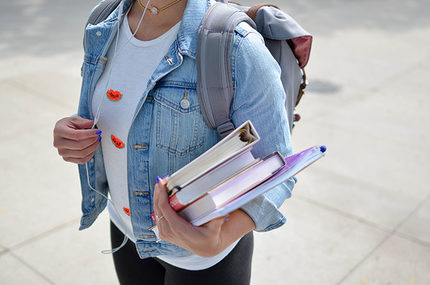 Studentin mit Büchern