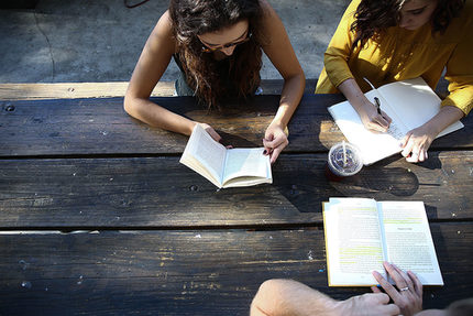 Studentinnen an Tisch