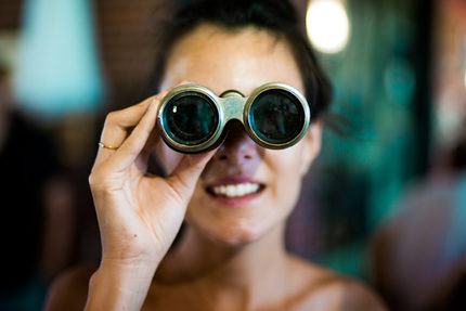 Frau mit Fernglas